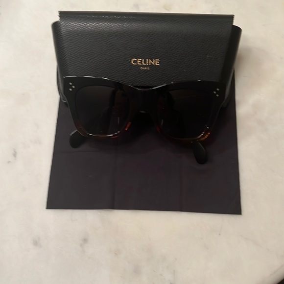 Barely worn Celine Wayfarer tortoise shell sunglasses with case. - Picture 1 of 6